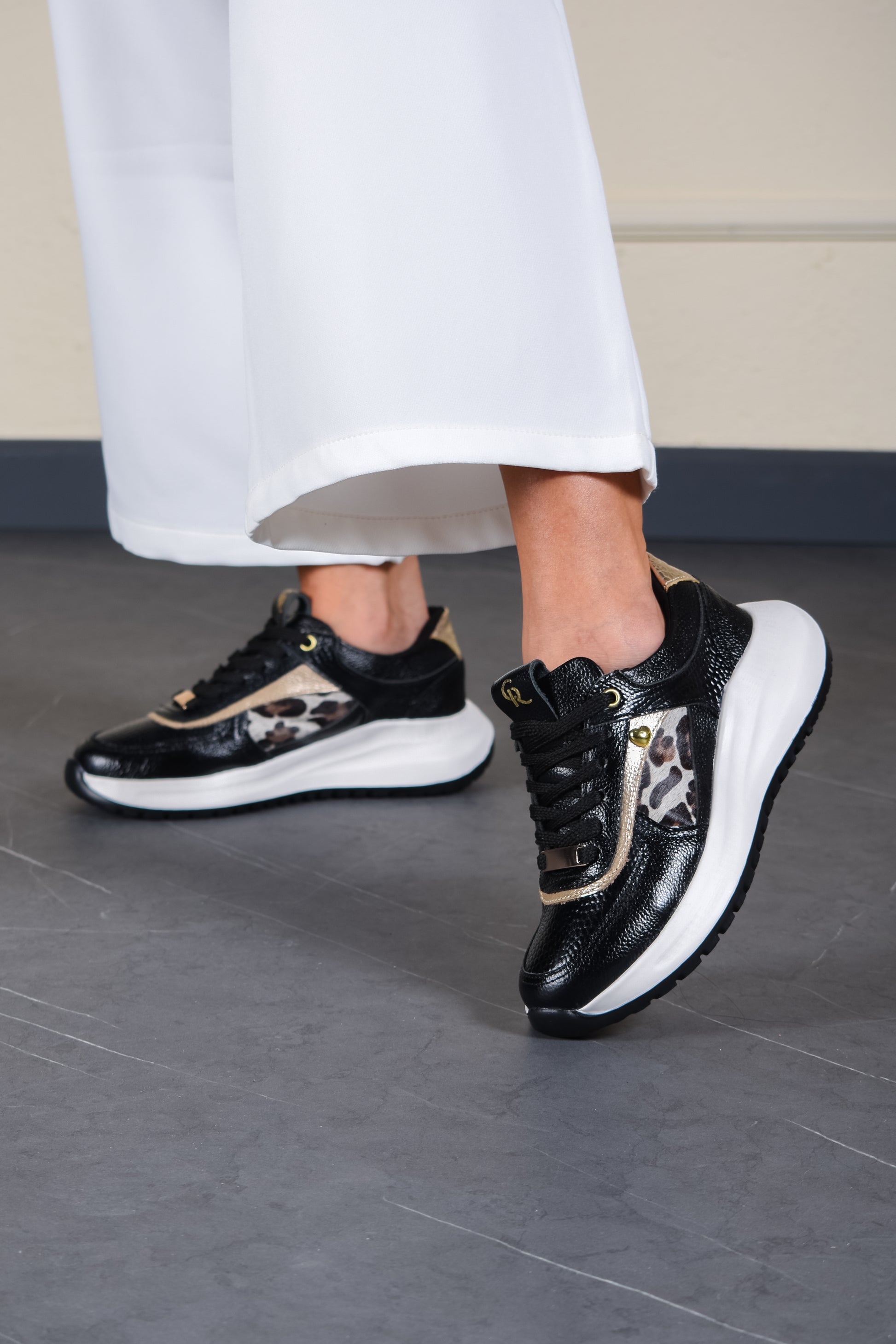 Indira Negro X Print